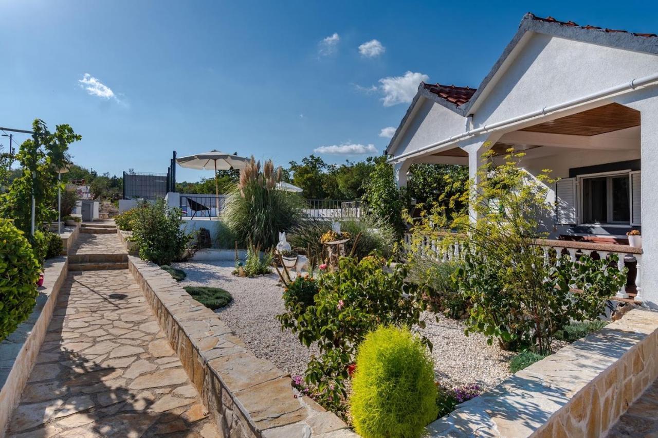 House Camellia With Fenced Pool And Playground Villa Blizna Donja Eksteriør bilde