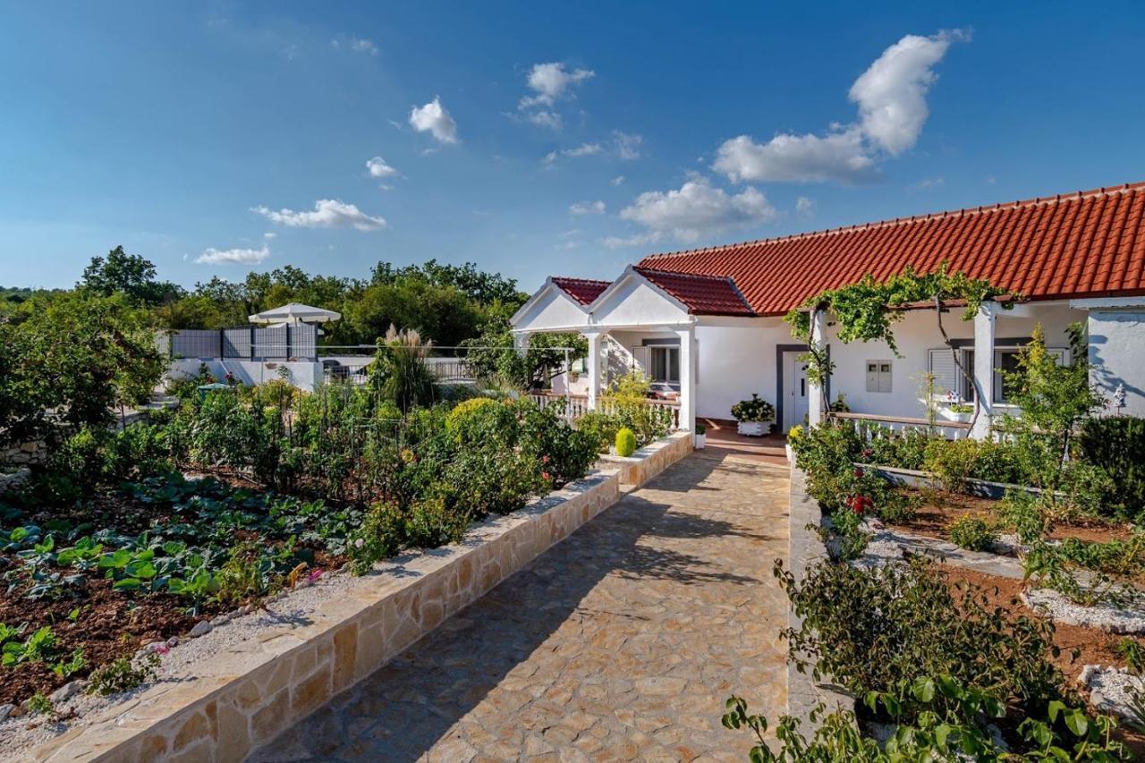 House Camellia With Fenced Pool And Playground Villa Blizna Donja Eksteriør bilde