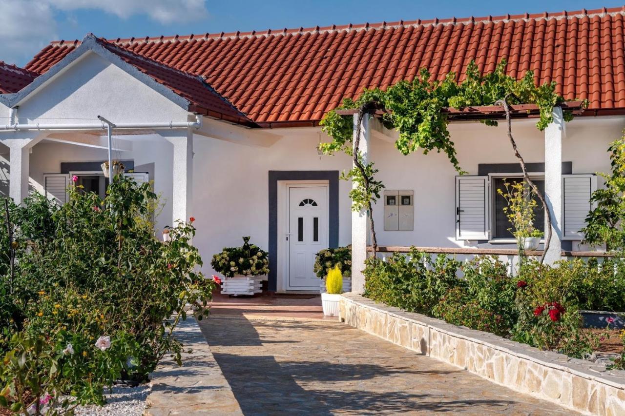 House Camellia With Fenced Pool And Playground Villa Blizna Donja Eksteriør bilde